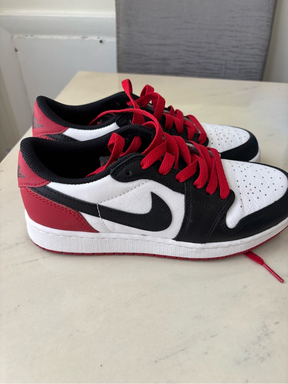 Nike Kids Low-Top Sneakers in White/Black/Red